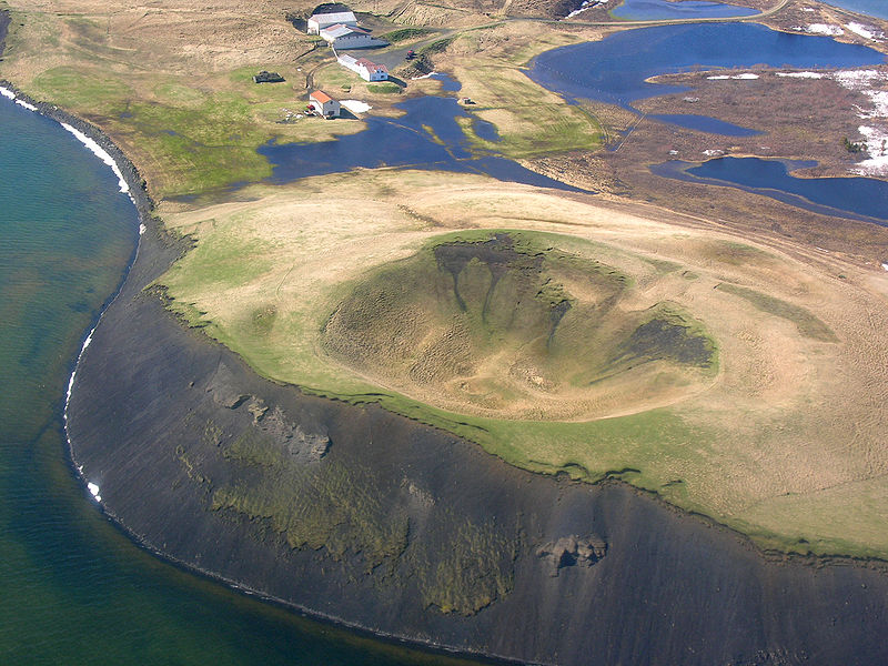 800px-aerial_view_of_a_pseudo_crater_at_myvatn_21052008_15-21-31.JPG