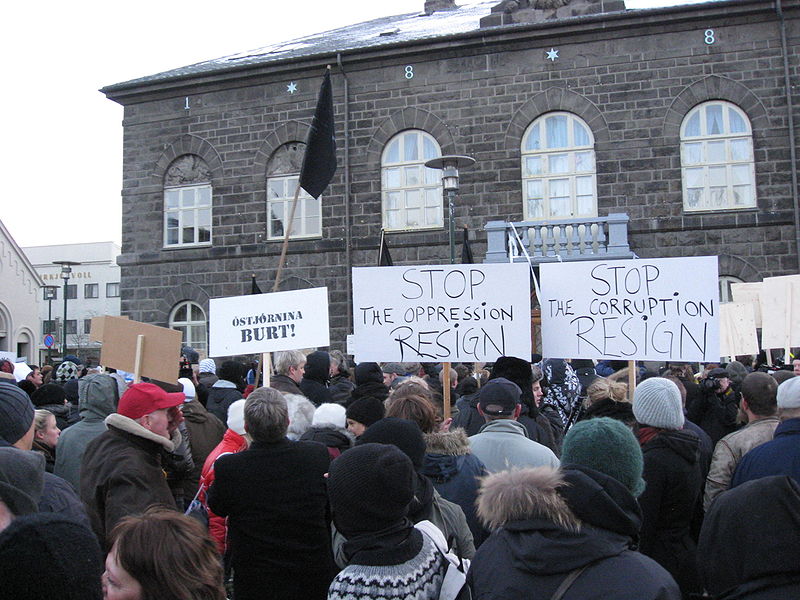 proteste-parlamento-reykjavik.jpg