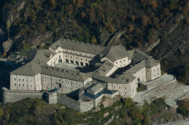 640px-forte_di_bard_8.jpg